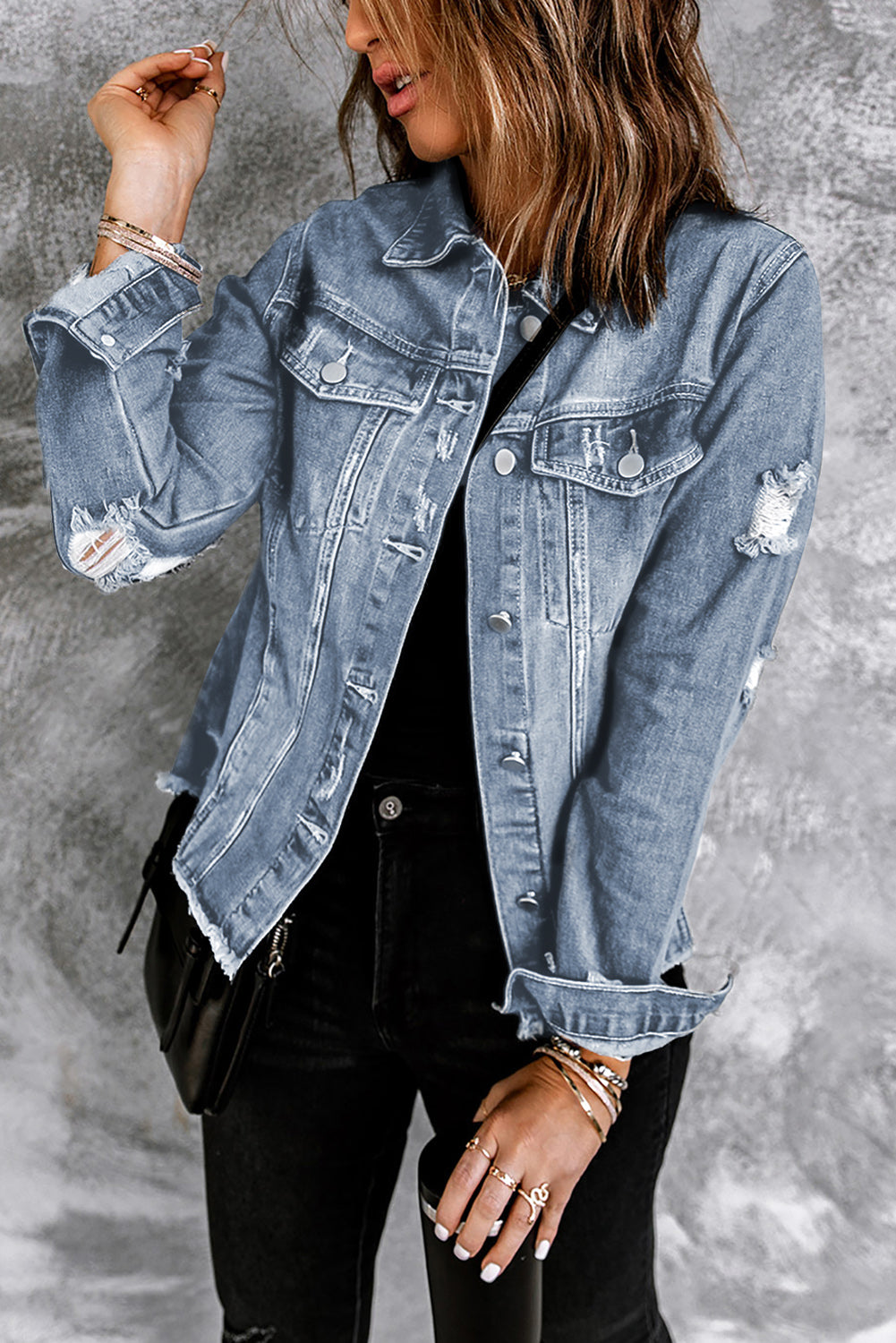 Himmelblaue Jeansjacke mit Distressed-Revers und unversäubertem Saum und Knöpfen