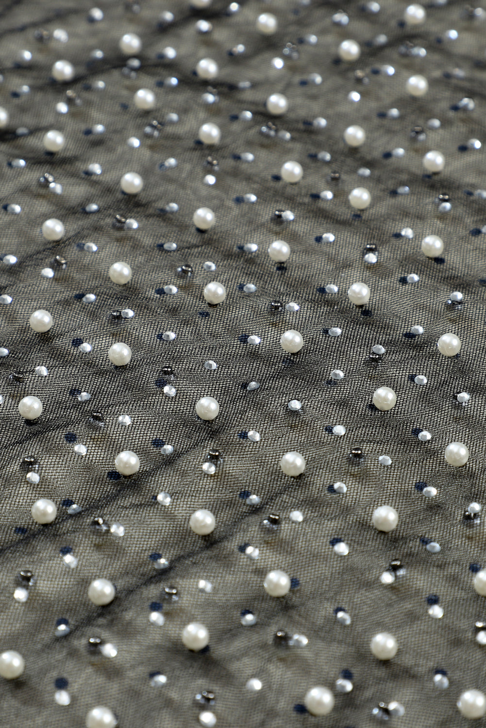 Top in rete trasparente con dettagli di perle e strass color albicocca