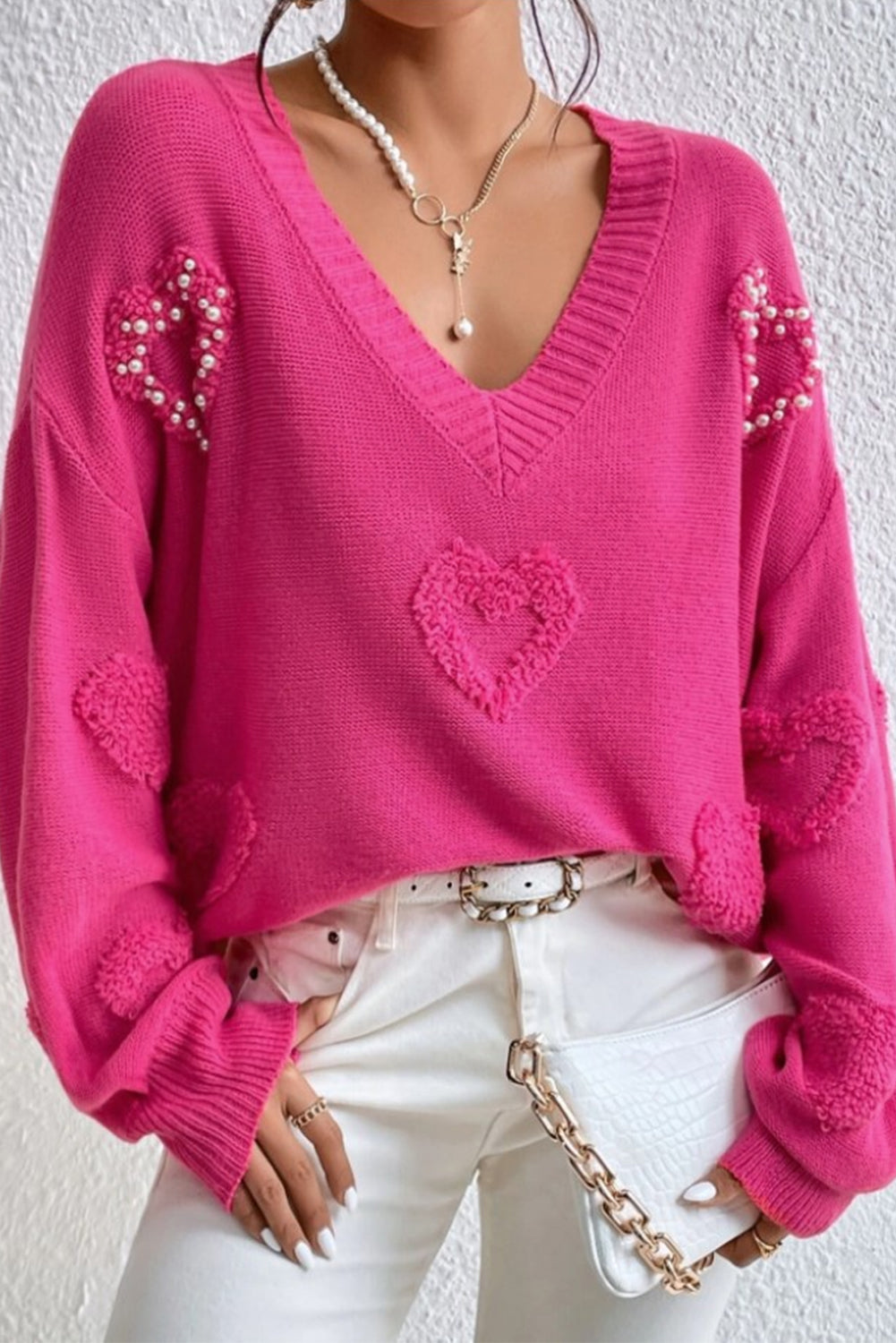 Rosaroter, mit Perlen verzierter Fuzzy-Herzen-Pullover mit V-Ausschnitt