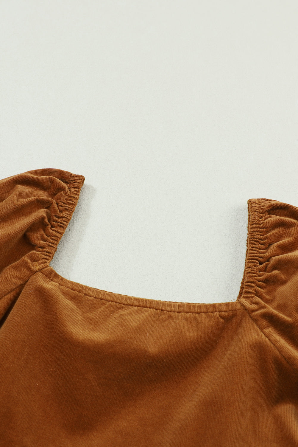 Mini haljina od samta s četvrtastim izrezom i puf rukavima u boji kestena