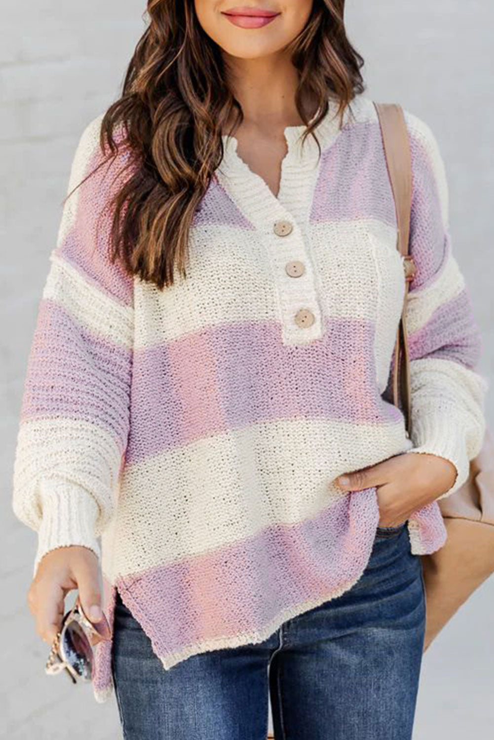 Rožnat črtast pleten pulover z gumbi in rebrastim razcepljenim ovratnikom