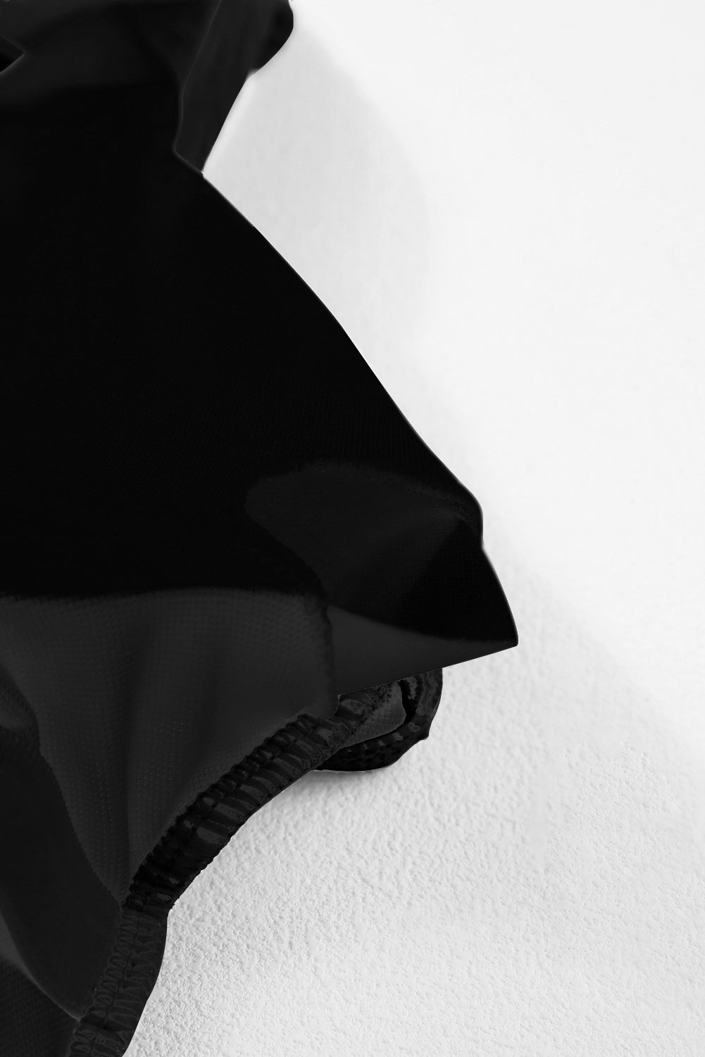 Črne enodelne kopalke z rebrasto teksturo in okroglim izrezom