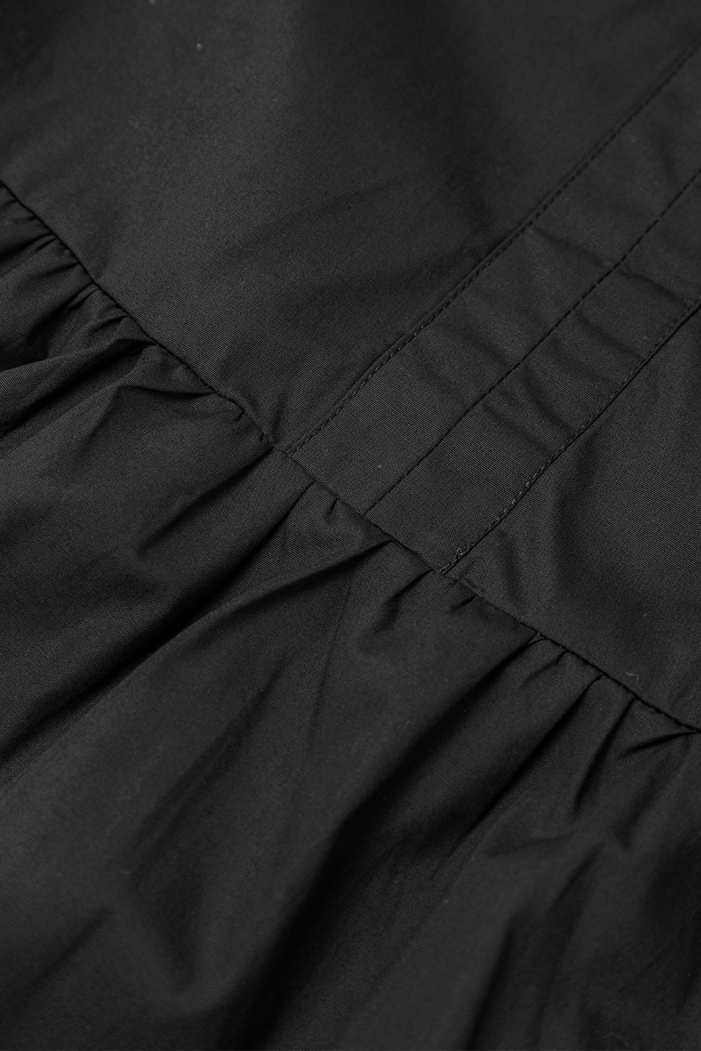 Schwarzes, gestuftes Rüschenkleid mit V-Ausschnitt und Taschen