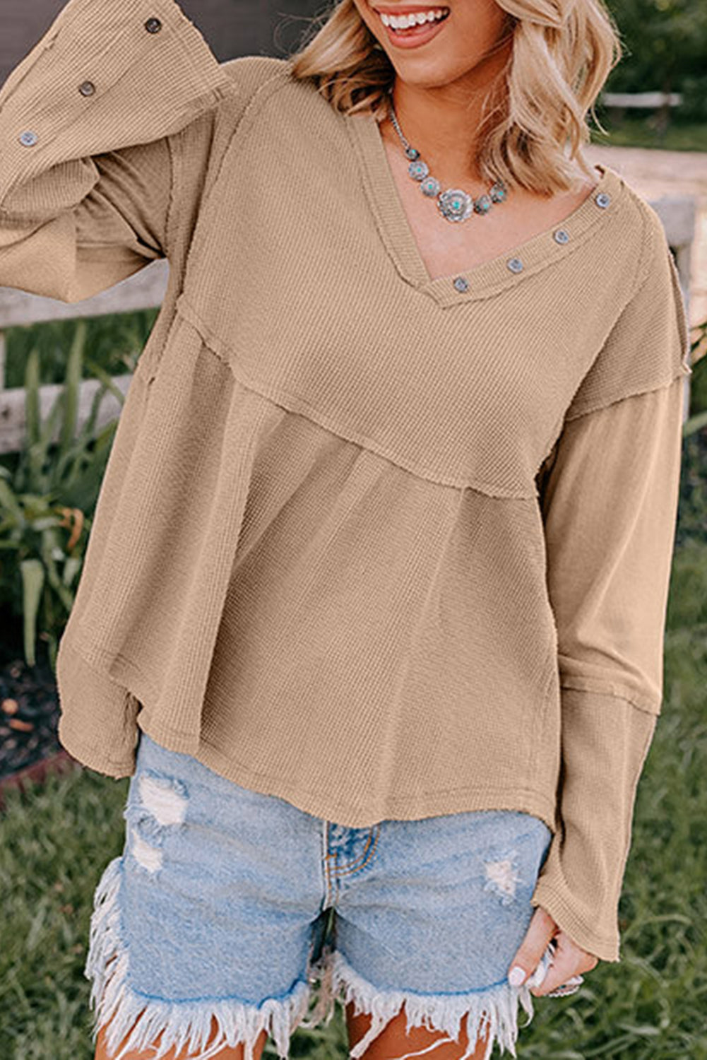 Top fluido con cucitura a vista, dettaglio bottoni in maglia waffle beige francese chiaro