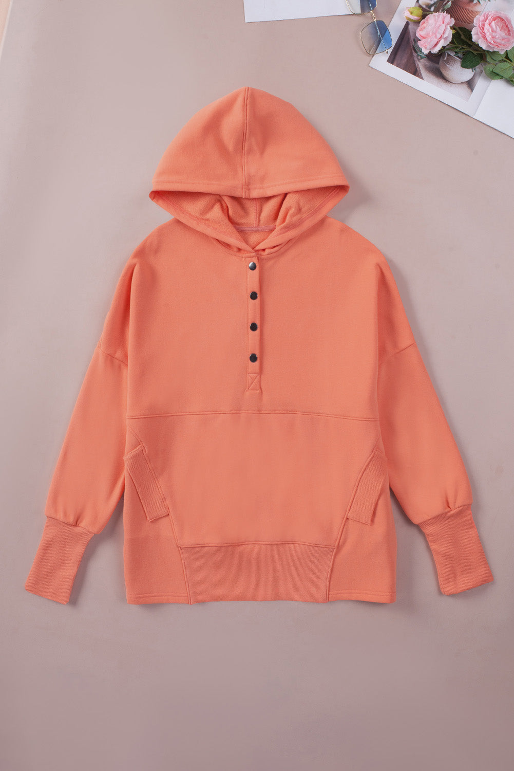 Orangefarbener Henley-Hoodie mit Fledermausärmeln und Taschen