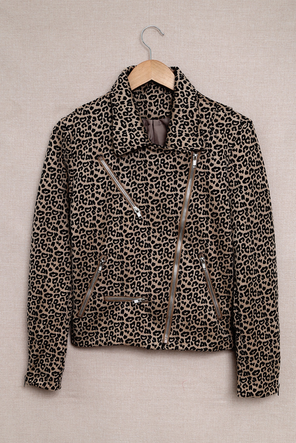 Kratka jakna s urezanim ovratnikom s leopard patentnim zatvaračem