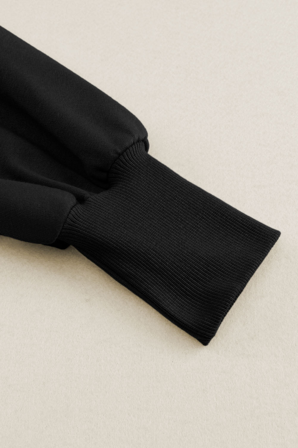 Črn pulover s kapuco in polno zadrgo z izpostavljenimi šivi