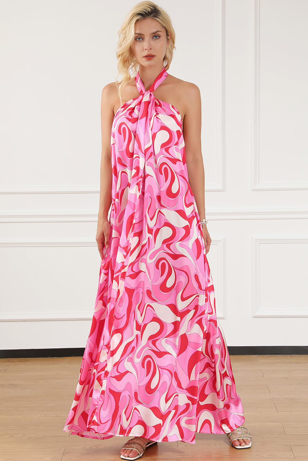Ružičasta maksi haljina s halterima s vrtložnim printom