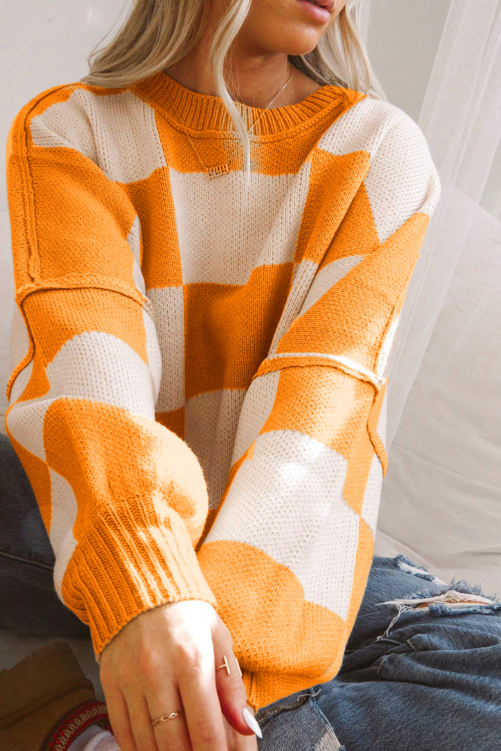 Roza karirasti pulover s škofovskimi rokavi
