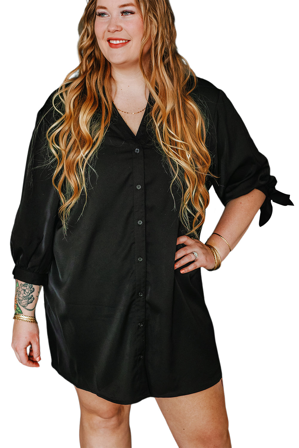 Schwarzes Plus-Size-Hemdkleid mit Bündchen und V-Ausschnitt