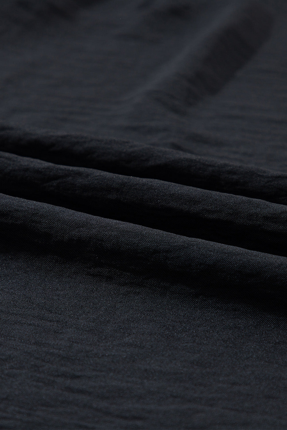 Schwarzes, einfarbiges, ärmelloses Etui-Minikleid mit Rüschen