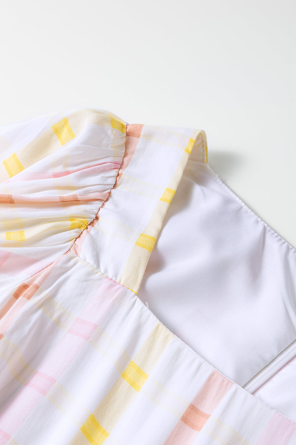 Višebojna klizačka haljina s puf rukavima s kvadratnim izrezom i printom