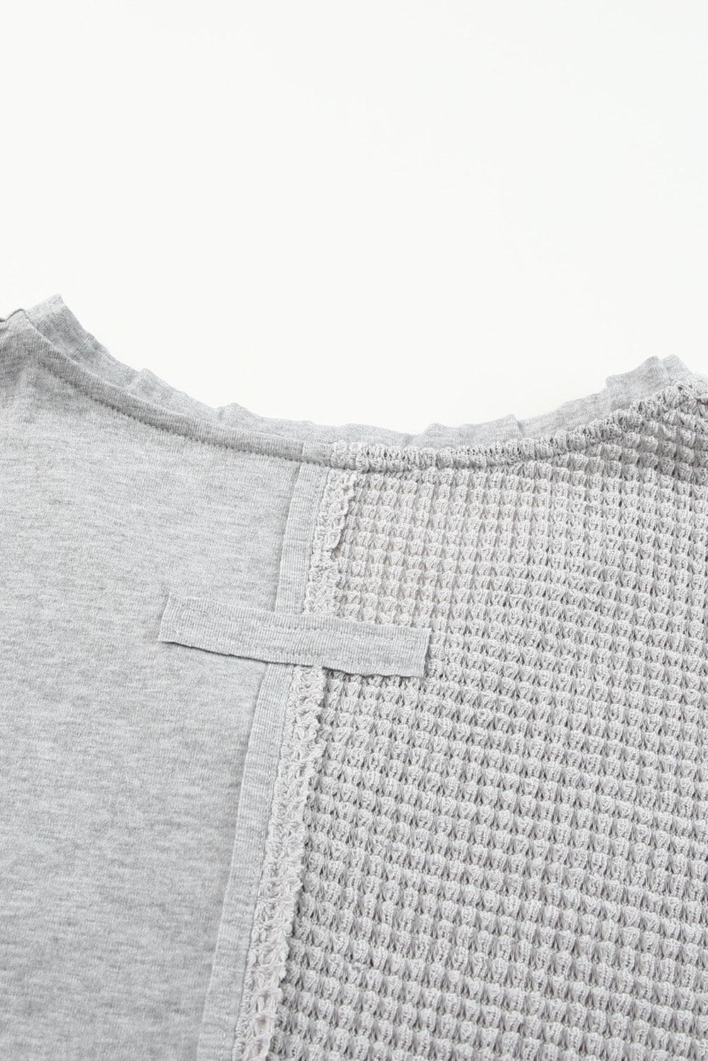 Siva majica s kratkimi rokavi, pletena v obliki patchwork z gumbi