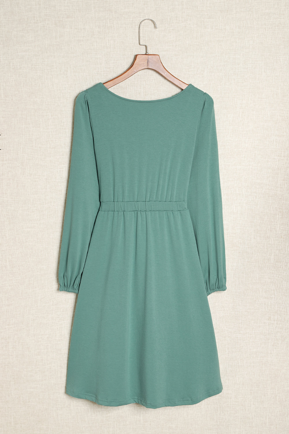 Grünes, langärmliges Kleid mit Knopfleiste und hoher Taille