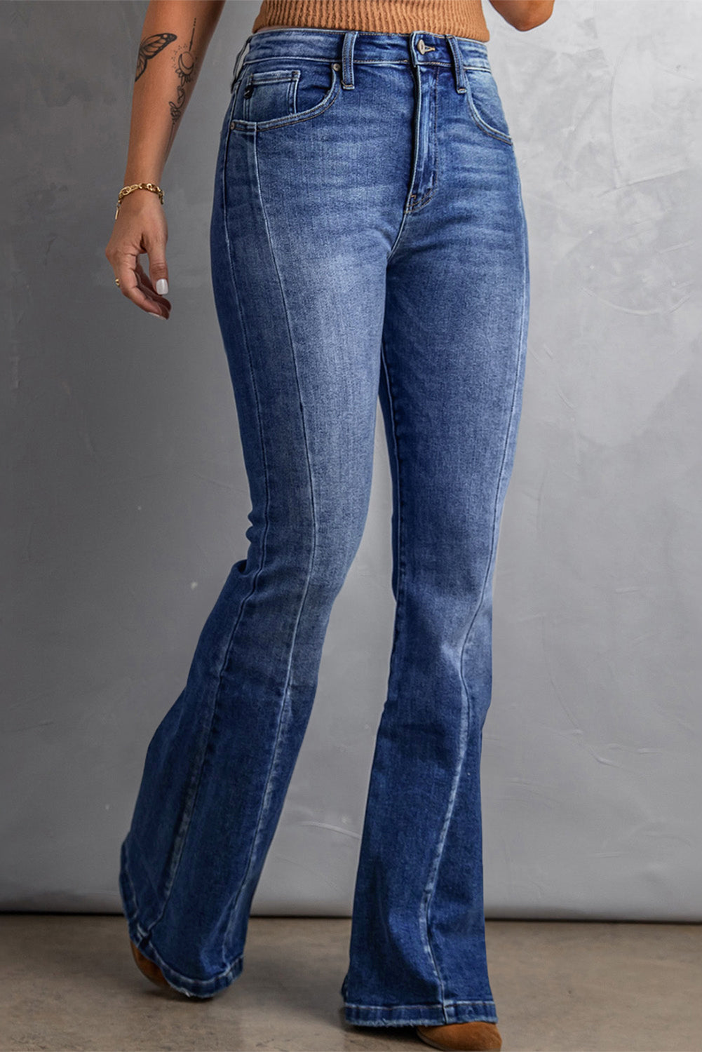 Dunkelblaue, ausgewaschene Flare-Jeans in Übergröße mit Nähten
