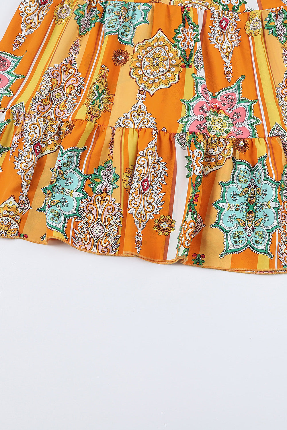 Narančasta boho mini haljina s geometrijskim printom i V izrezom