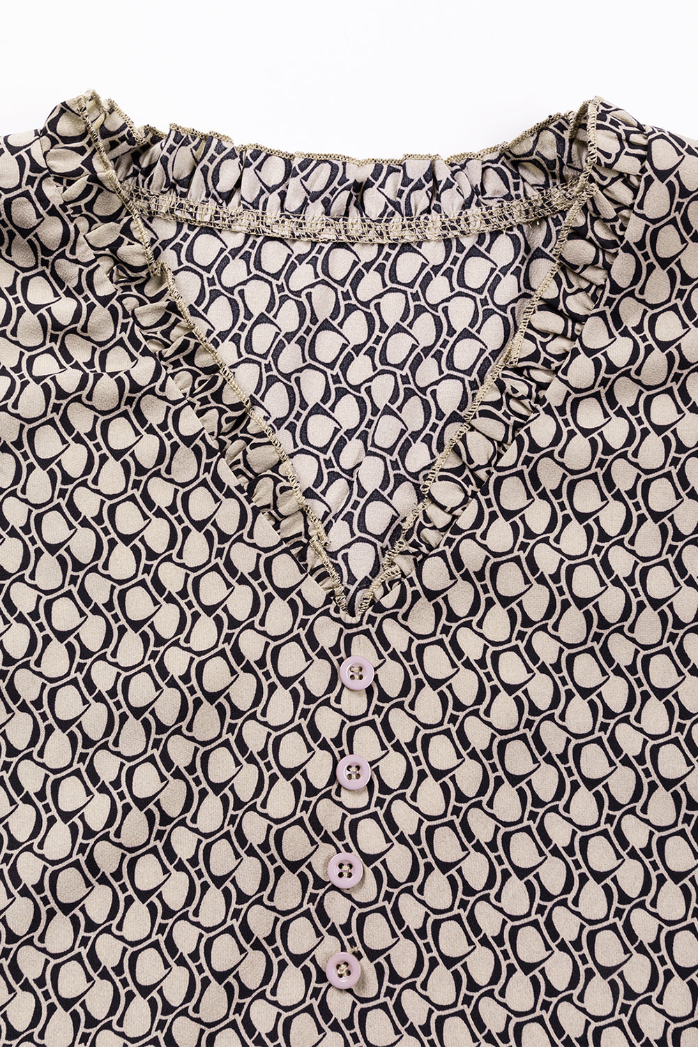 Langärmlige Bluse in hellem französischen Beige mit Frenchy-Aufdruck und Rüschen und V-Ausschnitt