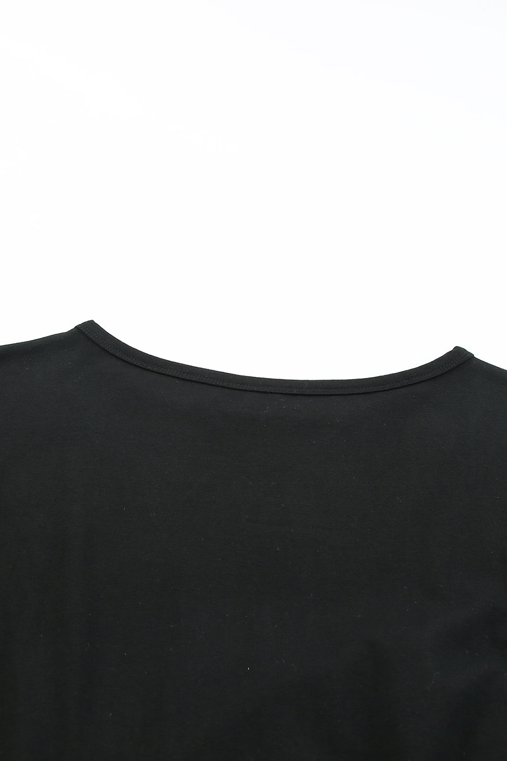 Schwarzes, figurbetontes, lockeres T-Shirt-Minikleid mit Brusttasche und Rüschen