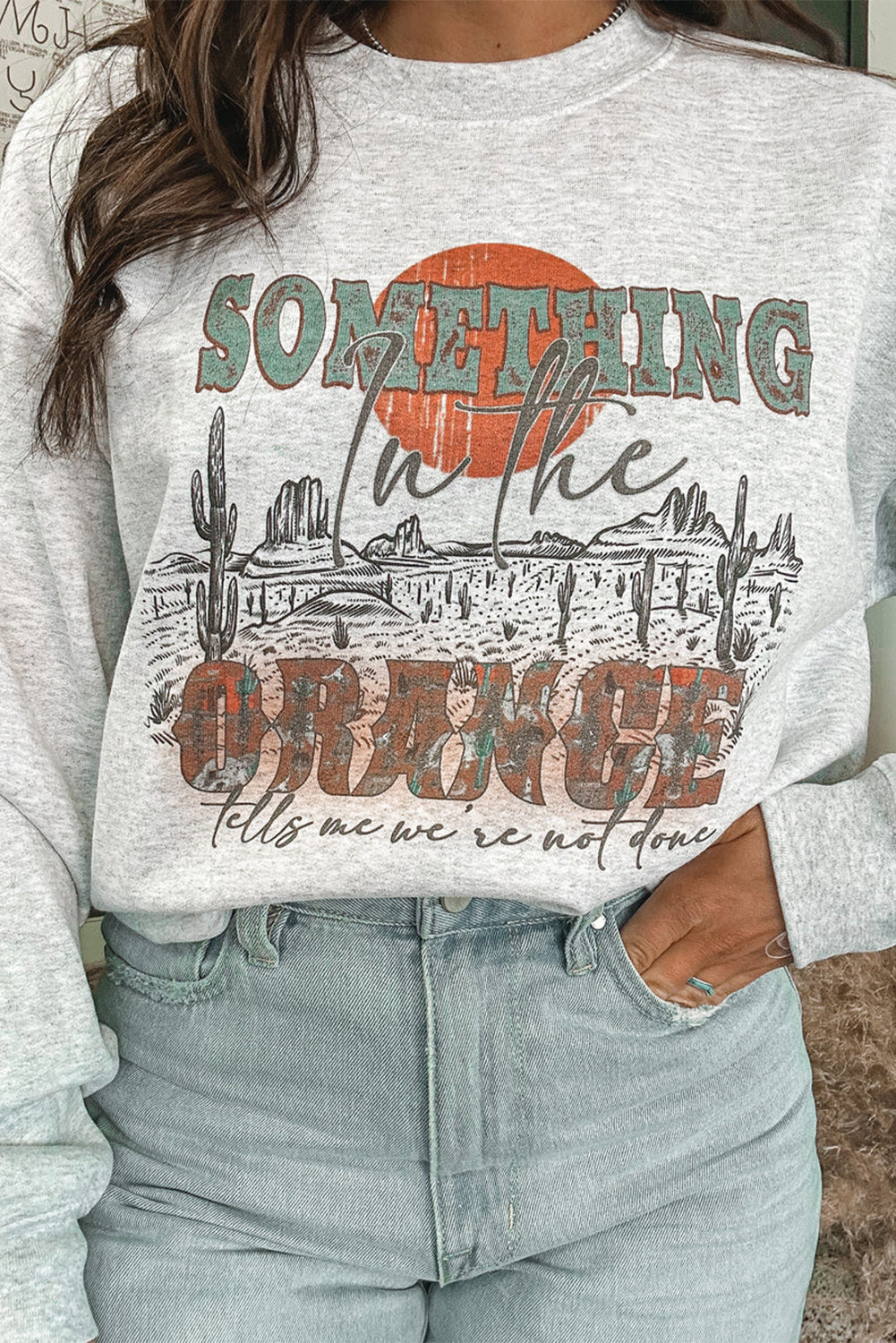 Graues, entspanntes Sweatshirt mit Grafik „SOMETHING ORANGE“.