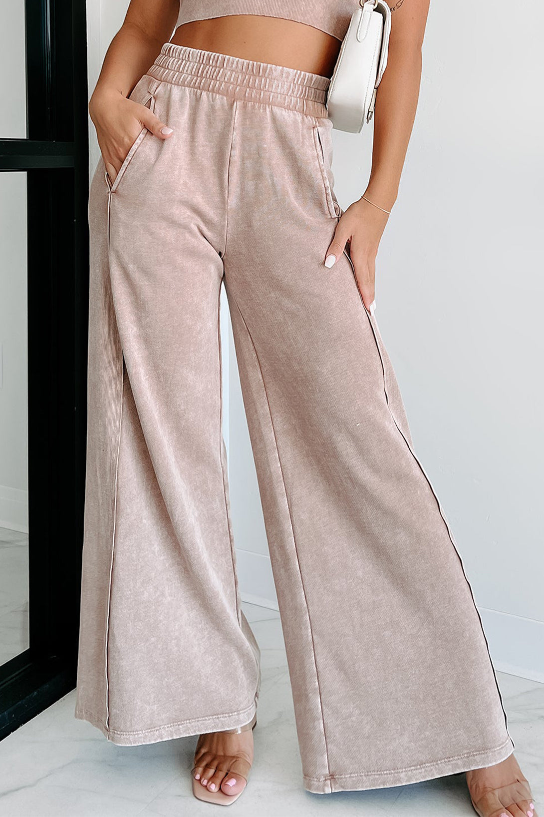 Pantaloni a gamba larga con cintura in vita smock color castano chiaro con lavaggio minerale