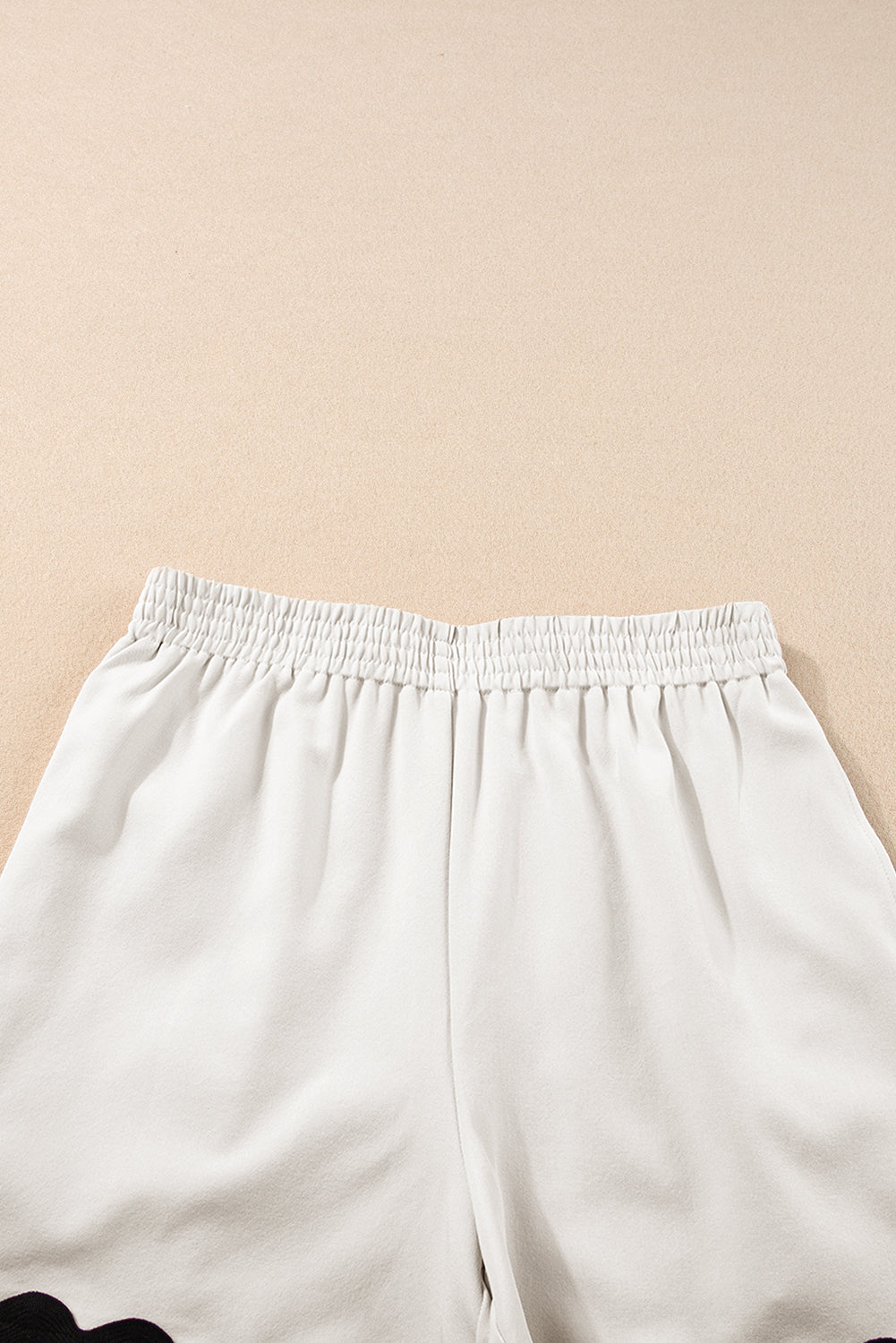 Set di pantaloncini in vita elastica con canotta bianca con finiture Ricrac