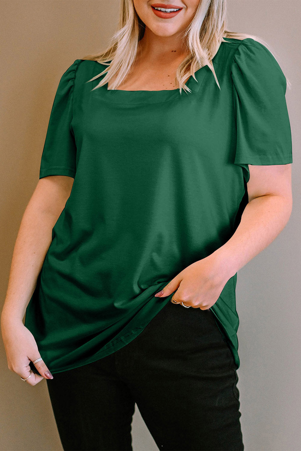 Zelena majica s kratkimi rokavi s kvadratnim izrezom in naborki na ramenih velike velikosti