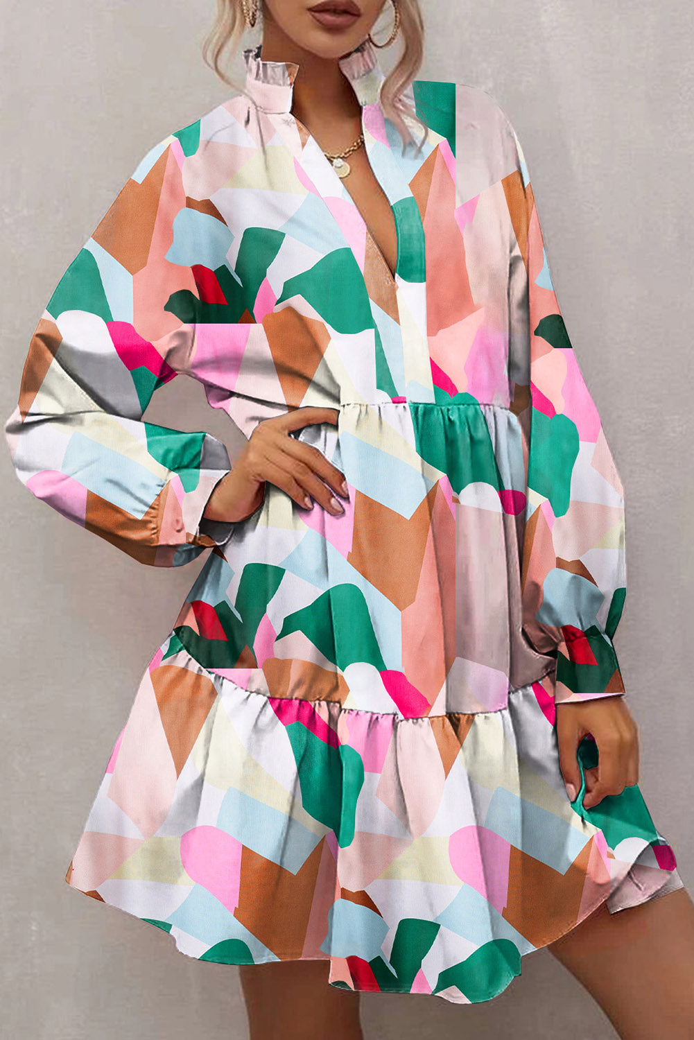 Mehrfarbiges Kleid mit geometrischem Muster, Stehkragen, Ballonärmeln und Rüschen