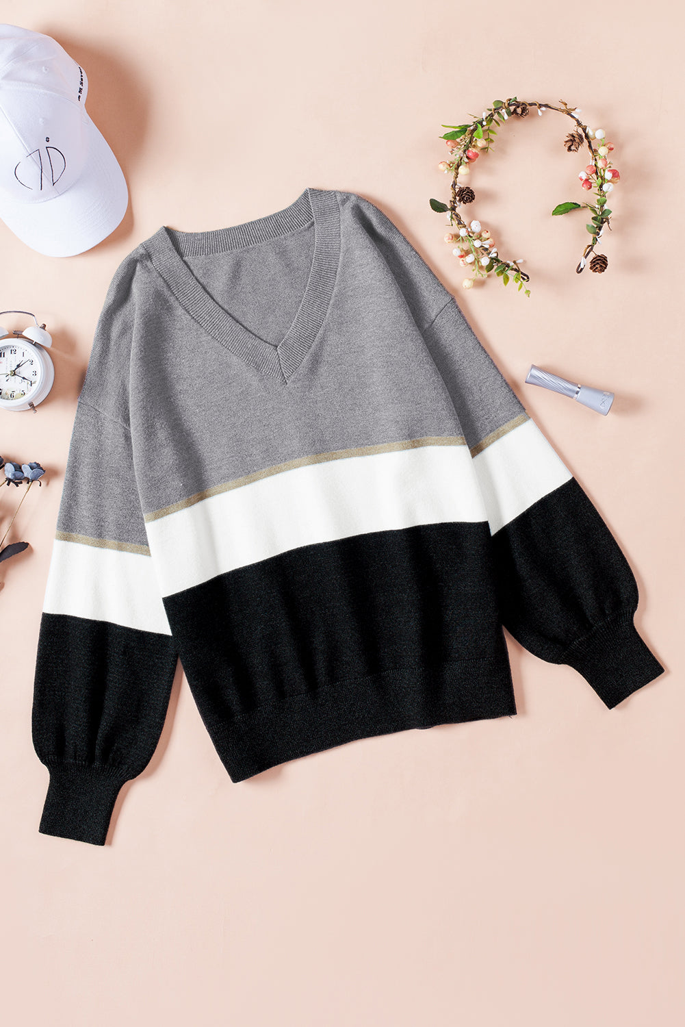 Sivi pulover s V izrezom u boji