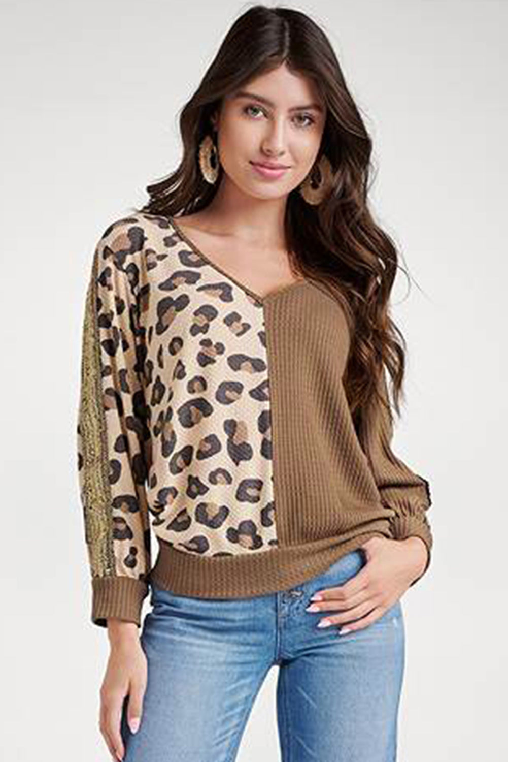 Haut à col en V en tricot gaufré à épissage léopard marron