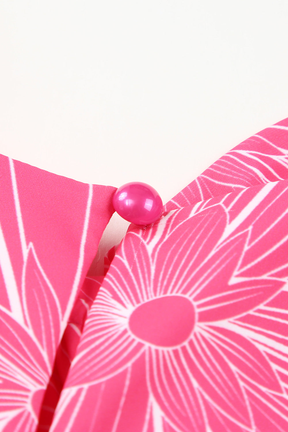 Rožnata majica z zavihanim izrezom in cvetličnim potiskom