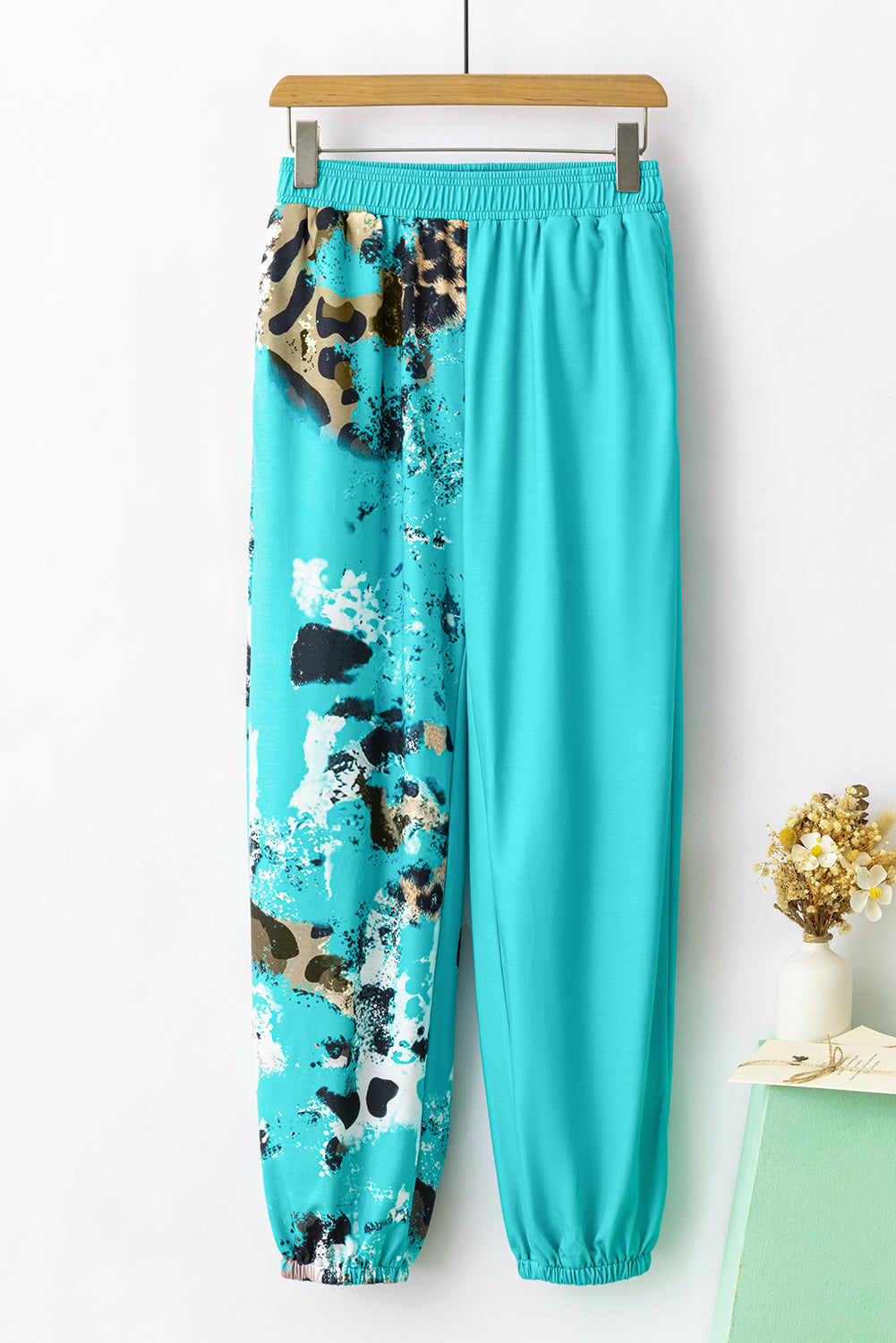 Pantalon de jogging imprimé léopard contrasté bleu clair à imprimé tie-dye
