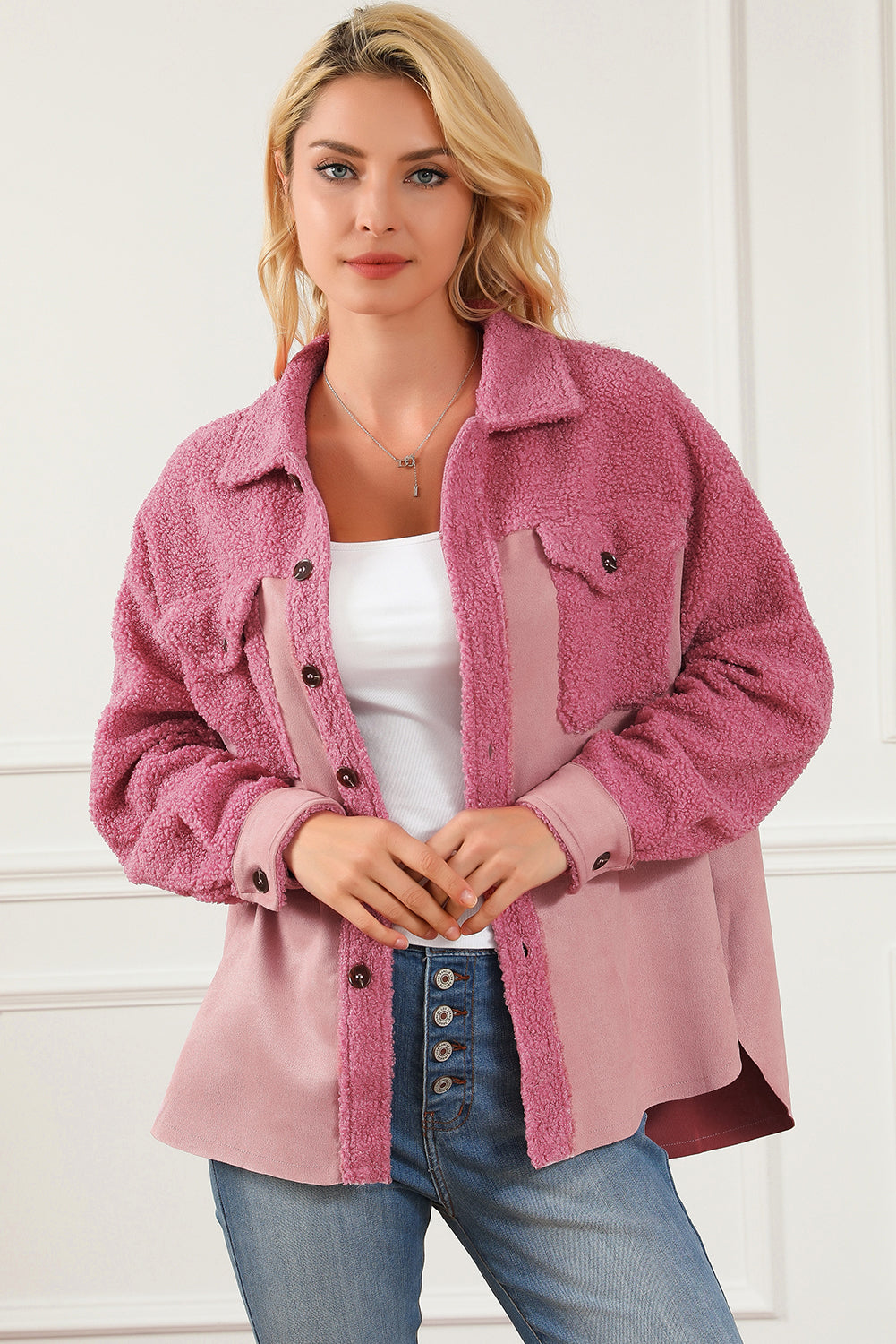 Shacket in sherpa con tasca con patta e bottoni color block rosa