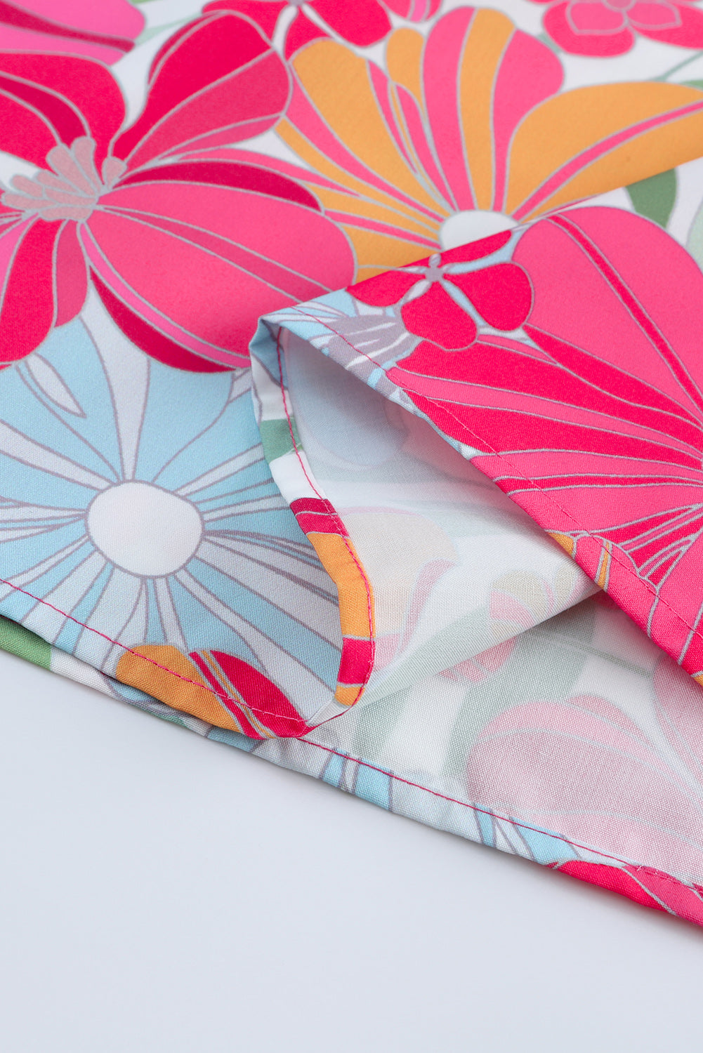 Rosafarbene Etui-Bluse mit V-Ausschnitt und Blumendruck und flatternden Ärmeln