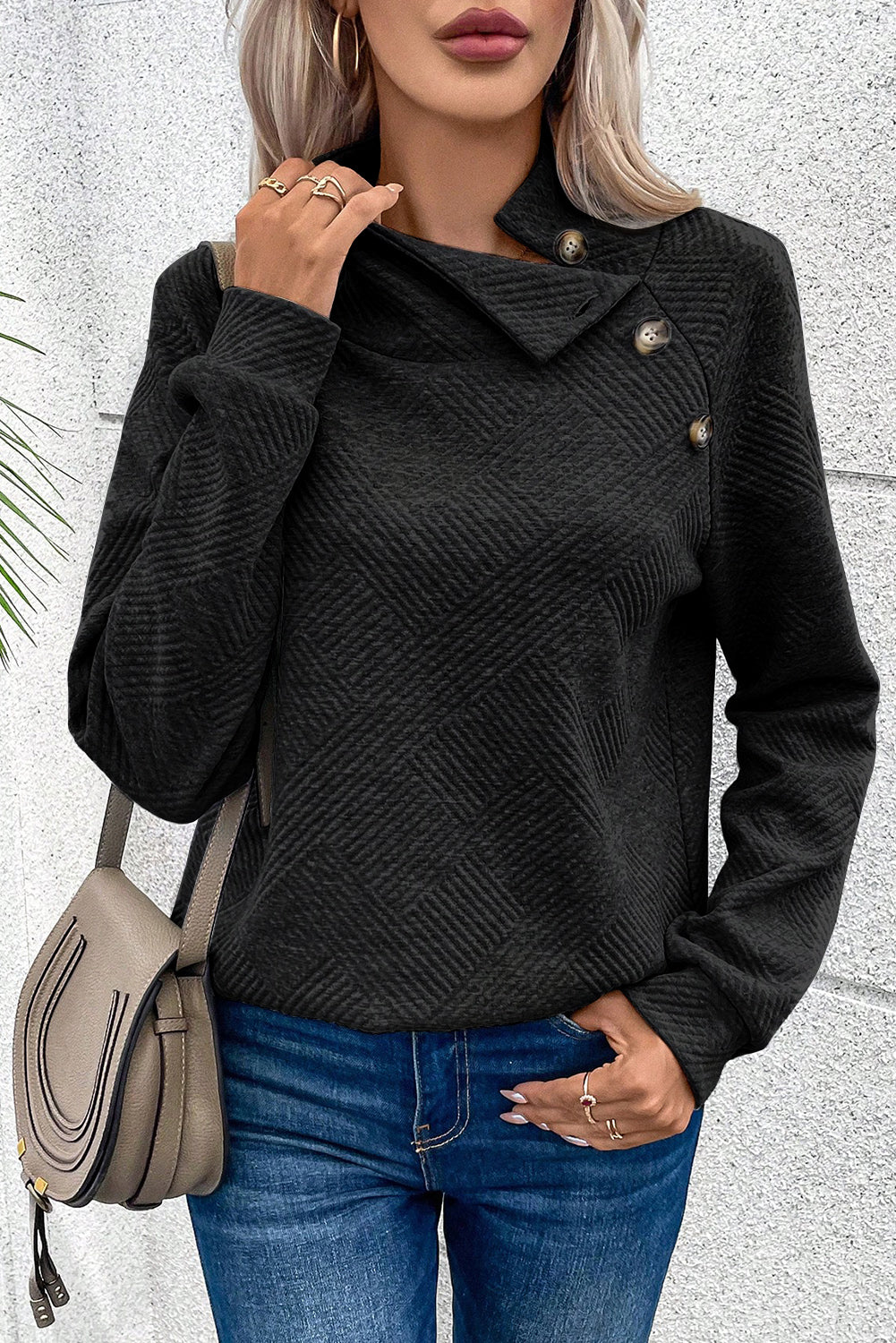 Schwarzes, strukturiertes Sweatshirt mit asymmetrischem Knopfdetail und hohem Kragen
