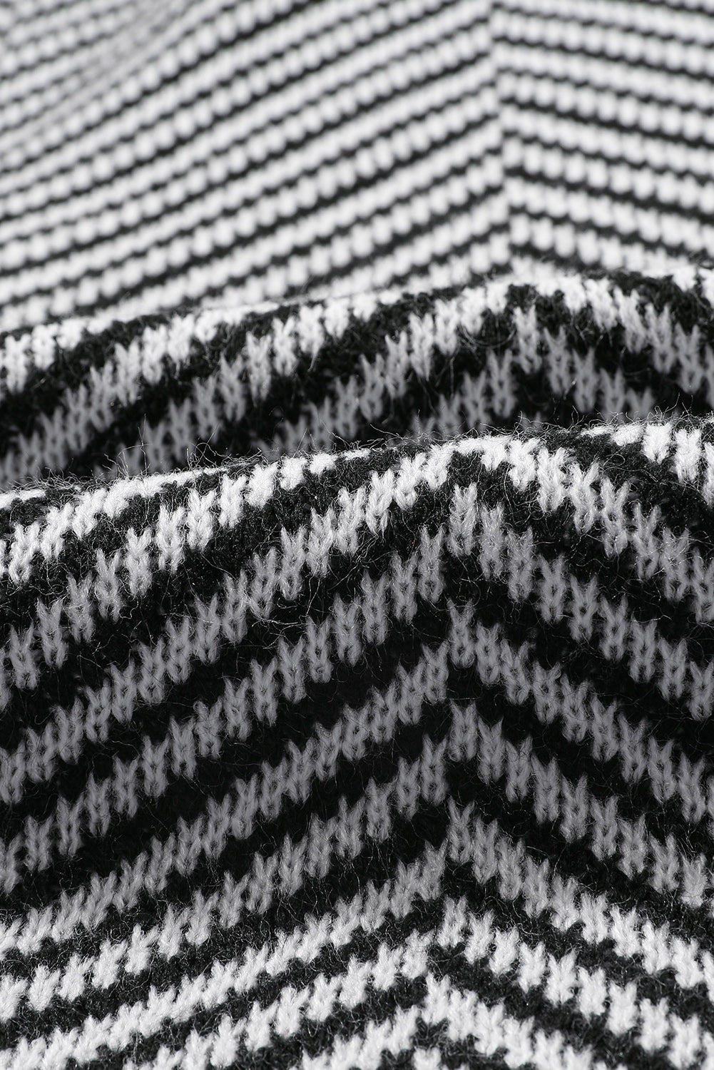 Schwarzer Pullover-Cardigan mit Zick-Zack-Streifen und Knöpfen