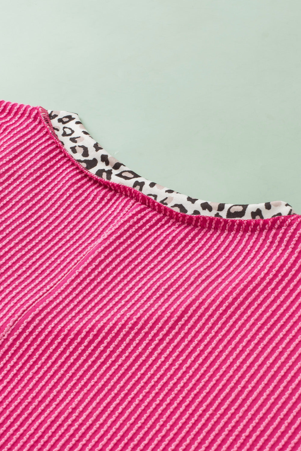 Rožnato rdeč leopard obroba z V izrezom in kratkimi rokavi, velika majica z vrvicami