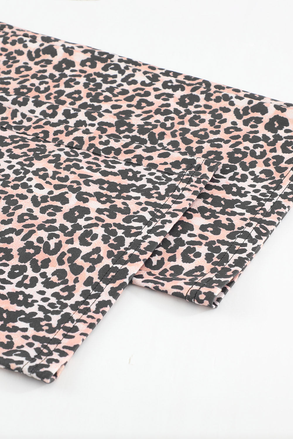 Top z dolgimi rokavi in ​​salonski komplet hlač z leopardjim vzorcem