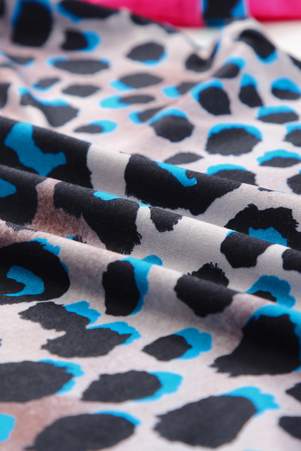 Mehrlagige Patchwork-Bluse mit Leopardenmuster und Rüschenärmeln