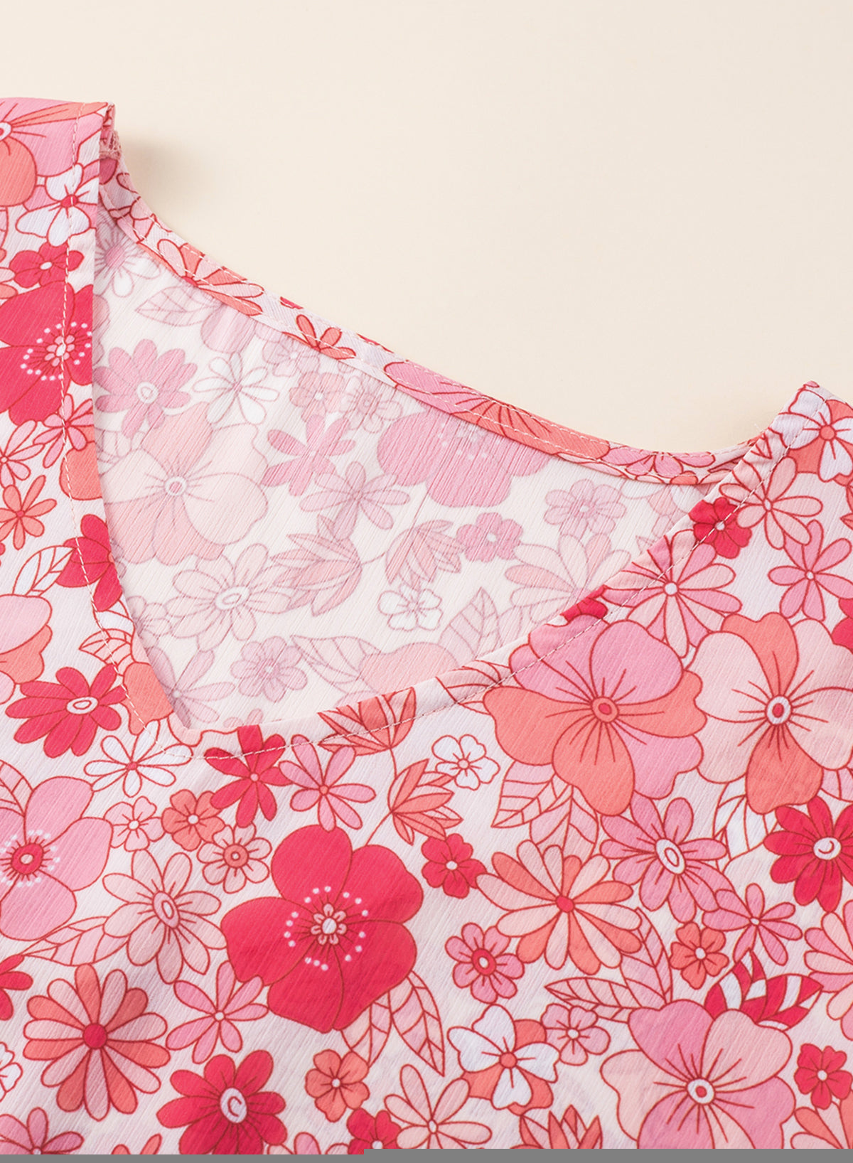 Rožnata bluza v kimono slogu boho s cvetličnim v-izrezom