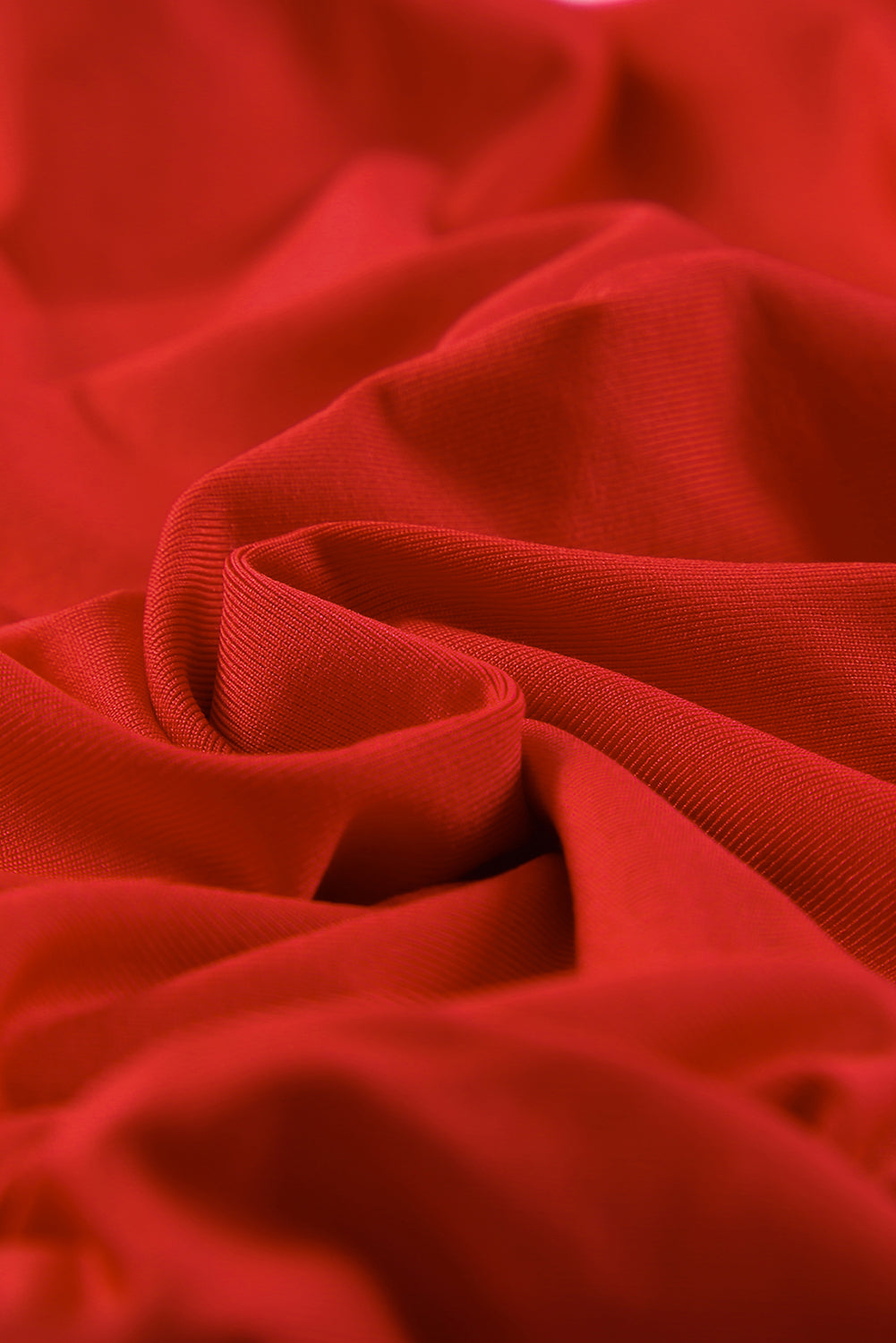 Robe moulante fourreau froncée rouge vif à manches longues et col en V