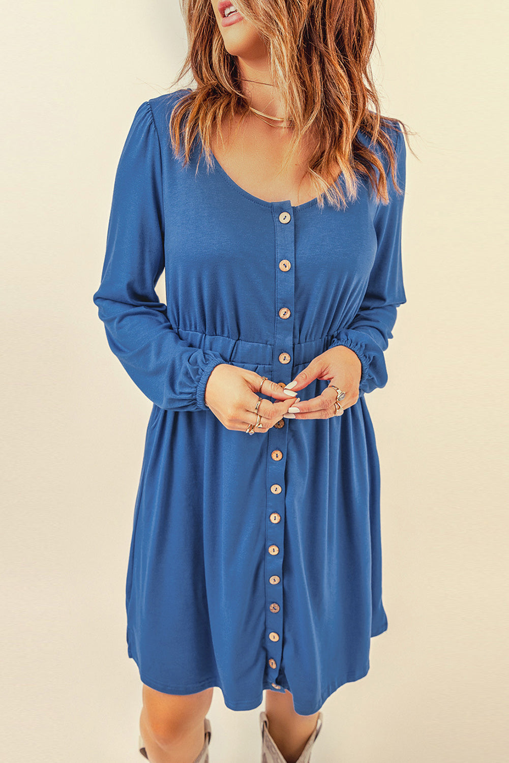 Blaues, langärmliges Kleid mit Knopfleiste und hoher Taille