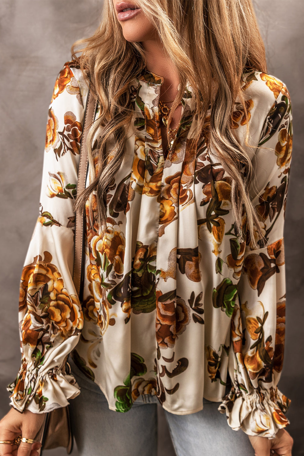 Splendida camicetta floreale con maniche a balza e collo diviso color albicocca