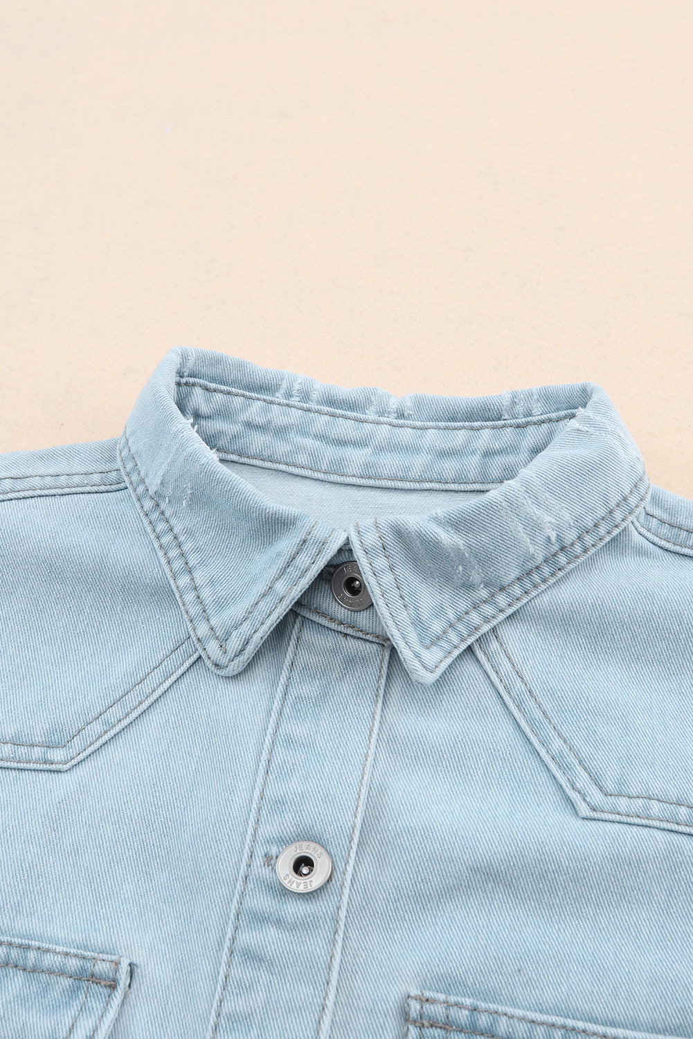 Veste en jean bleu ciel avec poche à rabat et ourlet brut boutonné