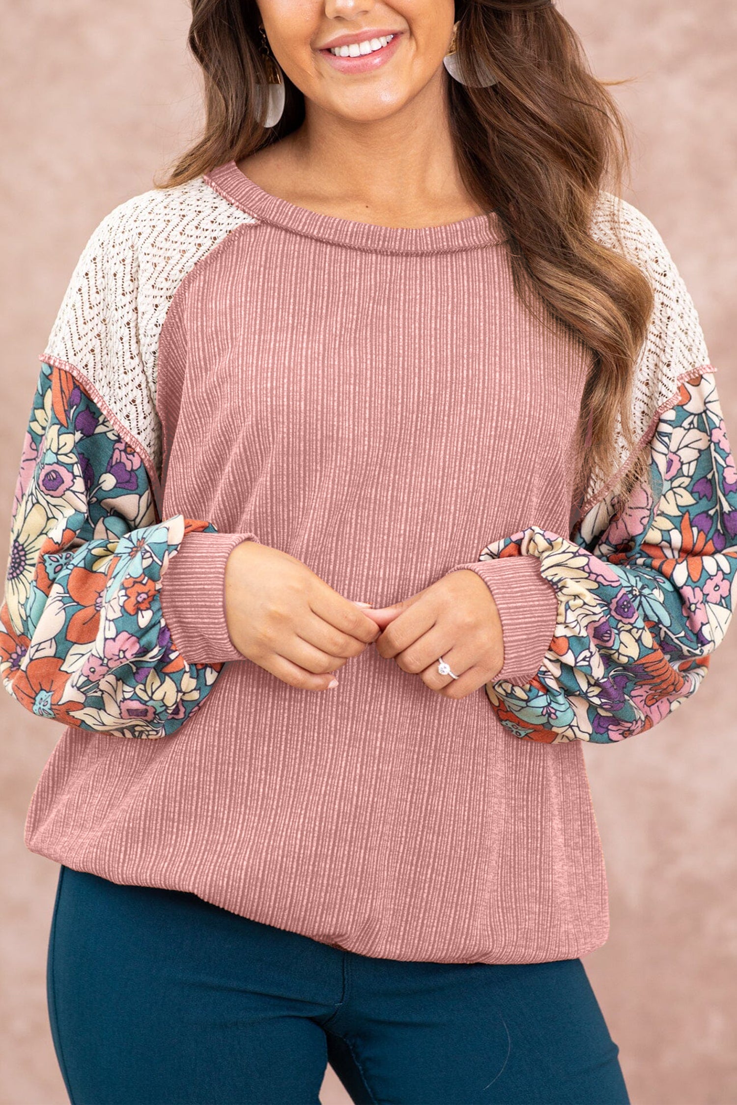 Ružičasto ružičasta cvjetna patchwork teksturirana bluza s puf rukavima