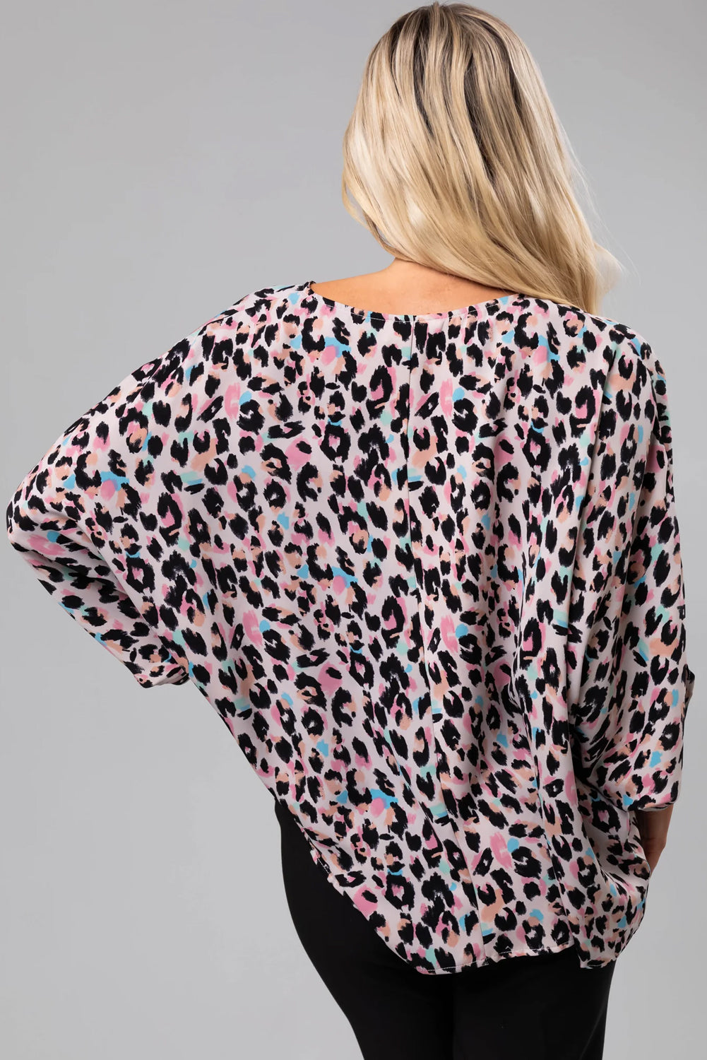 Rjava majica z leopardjim vzorcem z V-izrezom in rokavi v obliki batwinga