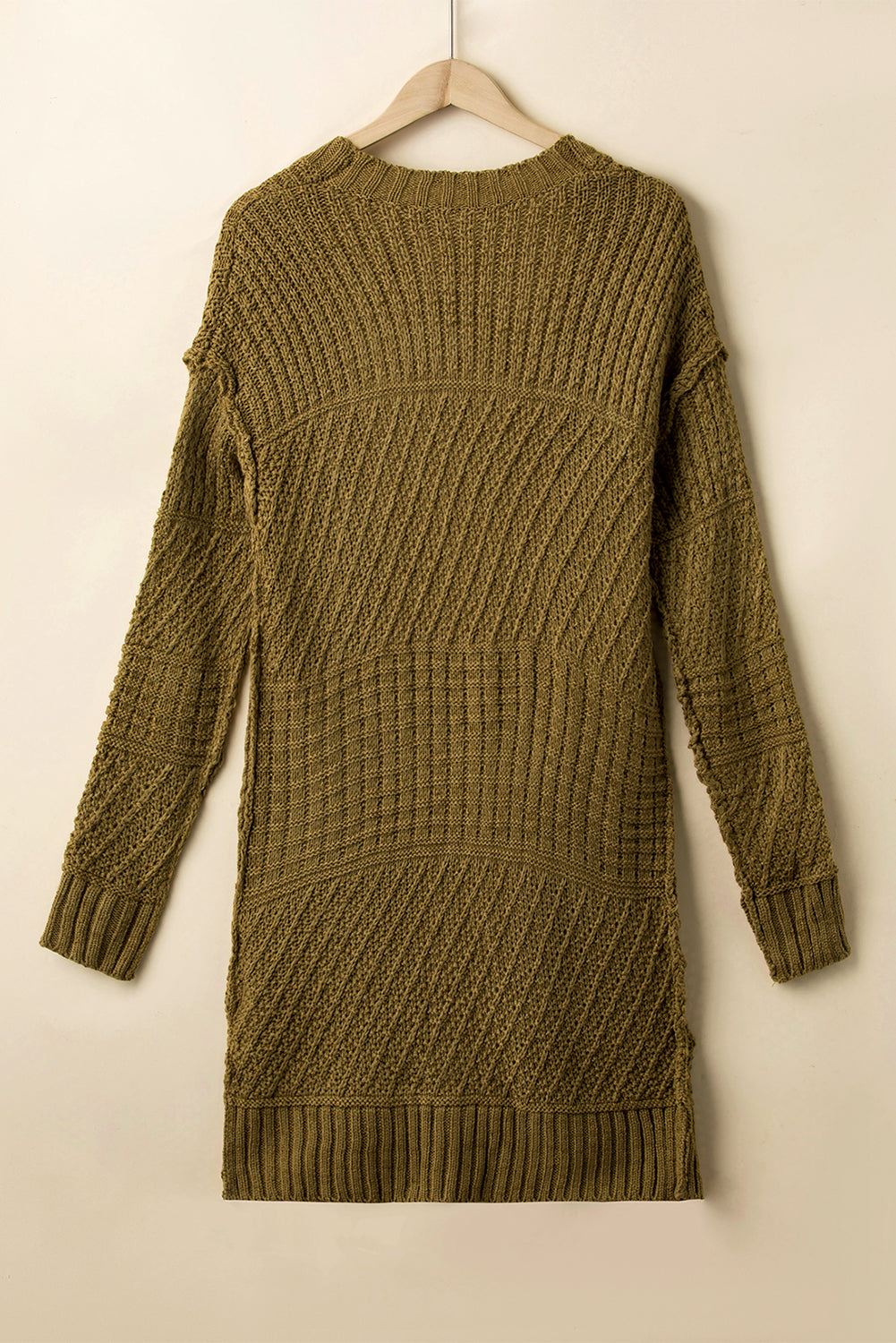 Mešano pletena jopica z izpostavljenimi zelenimi šivi na spuščena ramena