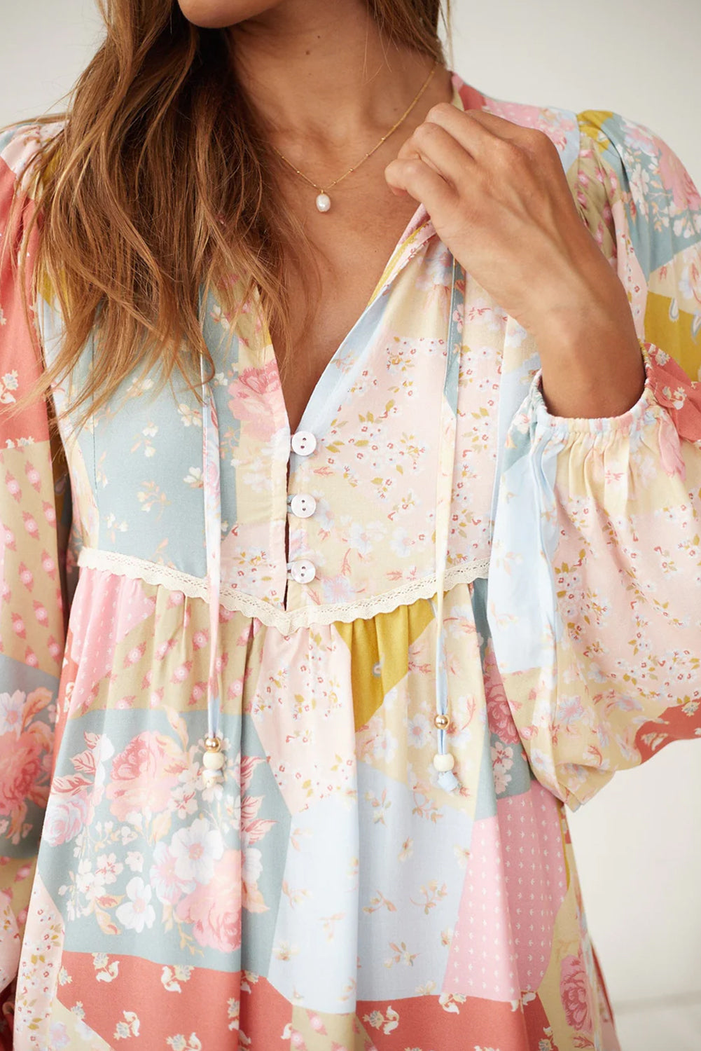 Višebojna cvjetna haljina s puf rukavima i V-izrezom