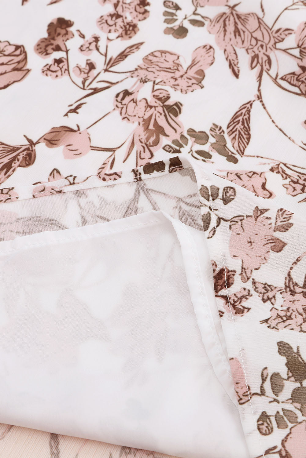 Bluse mit geteiltem V-Ausschnitt und Blasenärmeln im Boho-Blumendruck