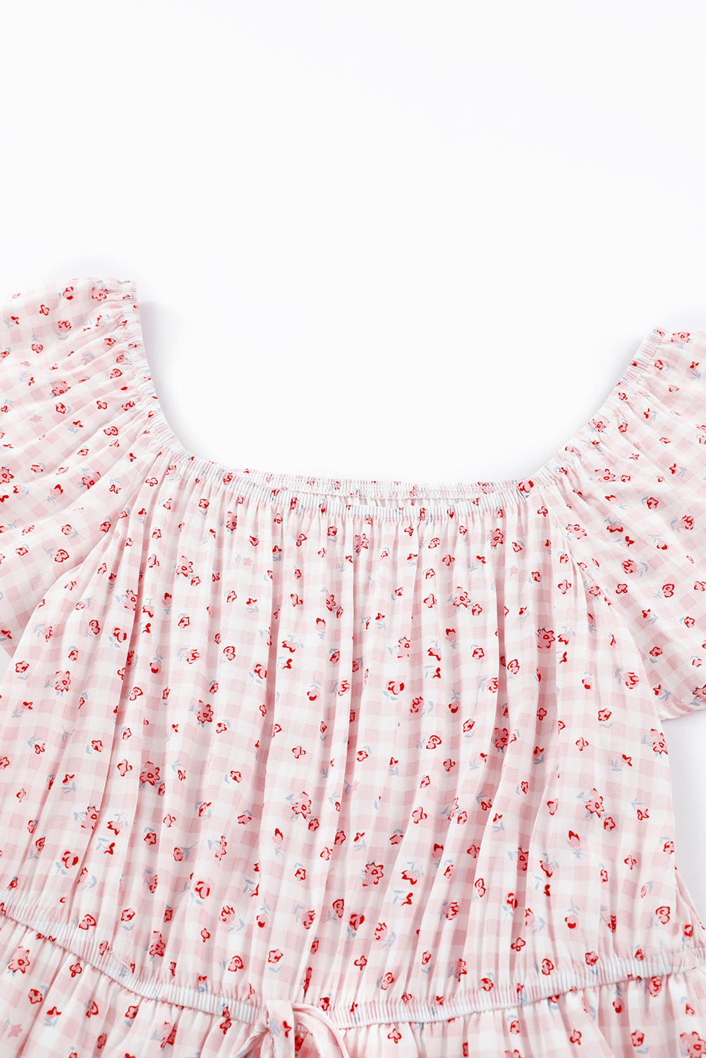 Ružičasta cvjetna haljina s naboranim porubom u struku