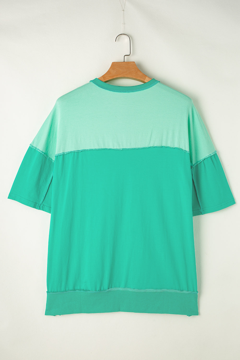 T-shirt con mezzo bottone patchwork di colore verde brillante a contrasto